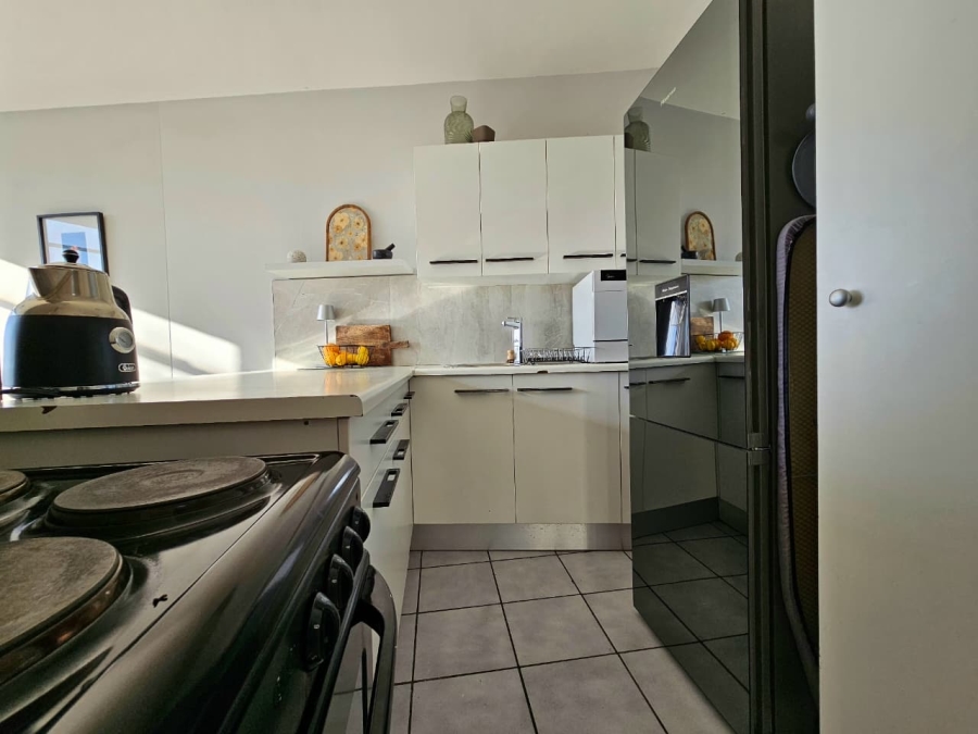 2 Bedroom Property for Sale in Vredehoek Western Cape